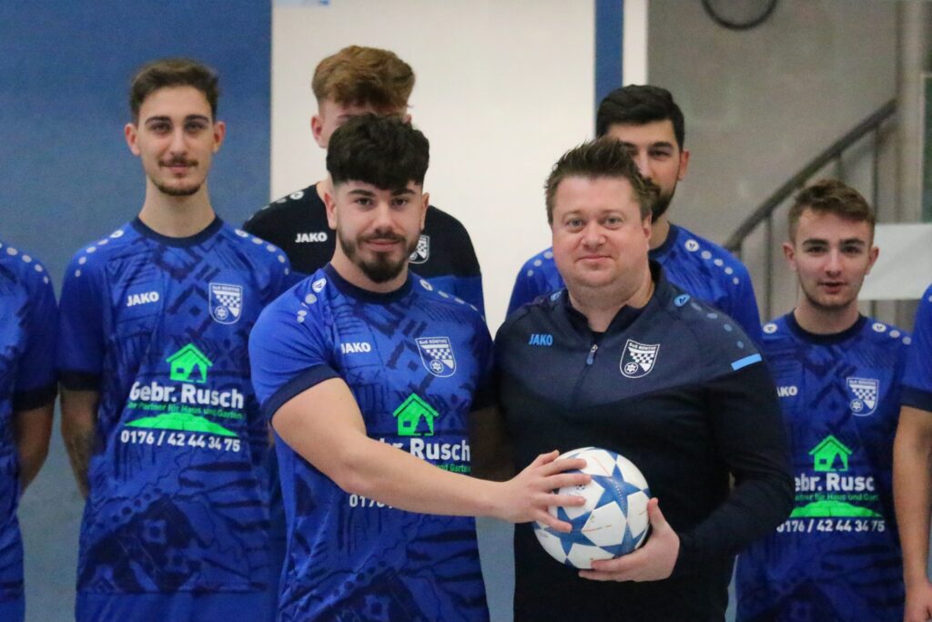 Rünthes Trainer Björn Ziegert (r.) begrüßt in seinem Team ganz neu Lemuel Giglio aus der U23 von BW Alstedde.