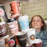Kaffee zum Mitnehmen ist bei den Deutschen sehr beliebt. Allerdings sorgen die Einweg-Becher für ein Müllproblem.