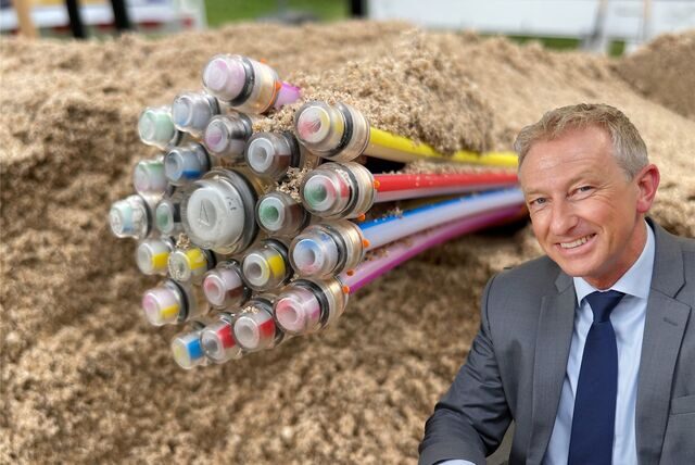Westenergie-Kommunalbetreuer Dirk Wißel neben einem Strang Glasfaserkabel.