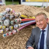 Westenergie-Kommunalbetreuer Dirk Wißel neben einem Strang Glasfaserkabel.