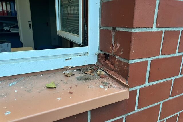 Das Gitter des Büro-Fensters am Wulfener Hallenbad wurde gewaltsam entfernt.