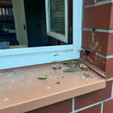Das Gitter des Büro-Fensters am Wulfener Hallenbad wurde gewaltsam entfernt.