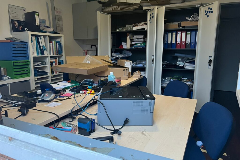 Im Büro des Wulfener Hallenbades wurden bei einem Einbruch sämtliche Schränke durchwühlt.