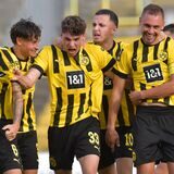 Moritz Broschinski bejubelt mit seinen Teamkollegen einen Treffer.