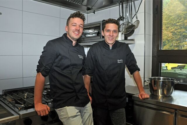Sebastian und Steffen Surray stehen in der Küche ihres Restaurants „Maas Timpert“.