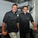 Sebastian und Steffen Surray stehen in der Küche ihres Restaurants  „Maas Timpert“.
