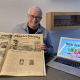 Georg Wipprecht mit der Erstausgabe der Marler Zeitung vom 24. Januar 1953