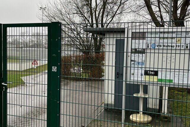 Der Ort des Geschehens: Vor dem Waltroper Hirschkamp-Stadion soll es im Oktober zu einer schweren Beleidigung eines Jugendspielers gekommen sein.