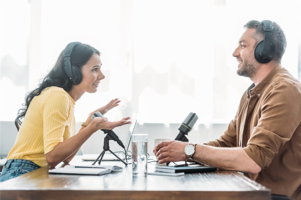 zwei menschen nehmen gemeinsam einen podcast auf zwei menschen nehmen gemeinsam einen podcast auf