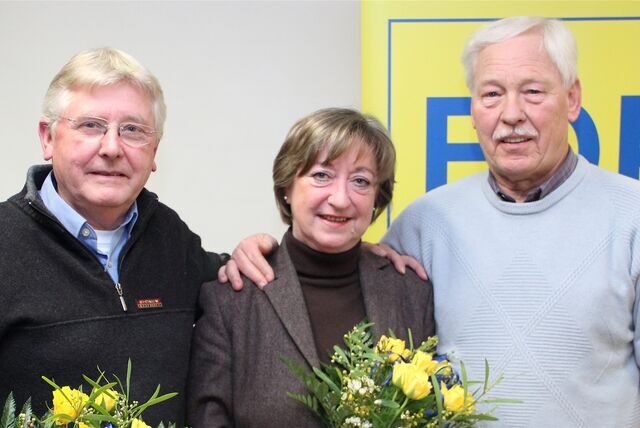Dr. Jens Jordan (re.), hier im Bild mit Bernadette Küster und Reinhard Diekmann, nahm vor zehn Jahren Abschied vom Amt des FDP-Stadtverbandsvorsitzenden in Waltrop.