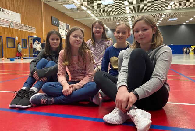 Die Sechstklässlerinnen Lina, Nele, Alexa, Julia und Emilia (v.l.) in der Sporthalle des Willy-Brandt-Gymnasiums in Oer-Erkenschwick. Dort hat „Body+Grips“ stattgefunden.