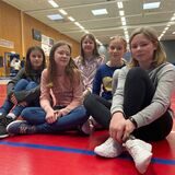 Die Sechstklässlerinnen Lina, Nele, Alexa, Julia und Emilia (v.l.) in der Sporthalle des Willy-Brandt-Gymnasiums in Oer-Erkenschwick. Dort hat „Body+Grips“ stattgefunden.