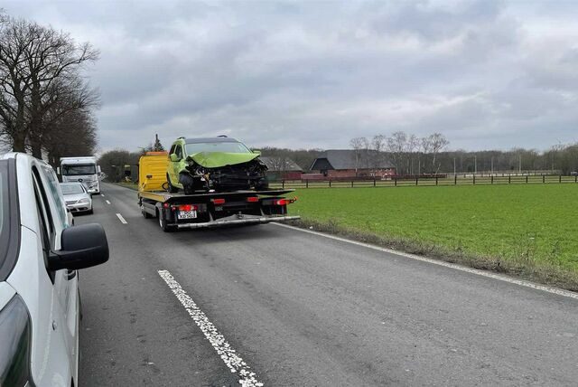 Auto wird von Abschleppauto transportiert