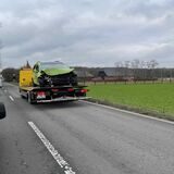 Auto wird von Abschleppauto transportiert