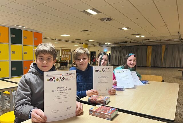 Maik, Bela, Vivian und Mira (v.l.) mit ihren Urkunden für „Physik im Advent“ in der Aula des Willy-Brandt-Gymnasiums in Oer-Erkenschwick.