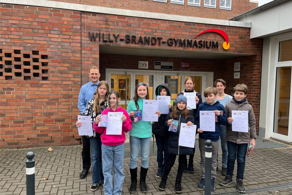 Die erfolgreichen Jungphysiker und -physikerinnen präsentierten ihre PiA-Urkunden stolz vor dem Eingang des Willy-Brandt-Gymnasiums in Oer-Erkenschwick.