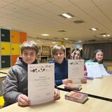 Maik, Bela, Vivian und Mira (v.l.) mit ihren Urkunden für „Physik im Advent“ in der Aula des Willy-Brandt-Gymnasiums in Oer-Erkenschwick.