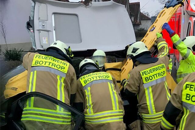 Feuerwehrleute bei der Rettung des Unfallopfers