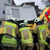Feuerwehrleute bei der Rettung des Unfallopfers