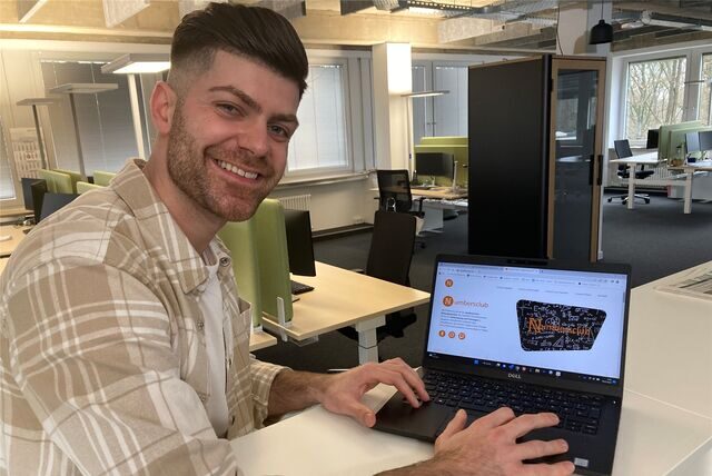 Ex-Bachelorette-Kandidat Alexandros Chouliaras aus Marl steht an einem Laptop.