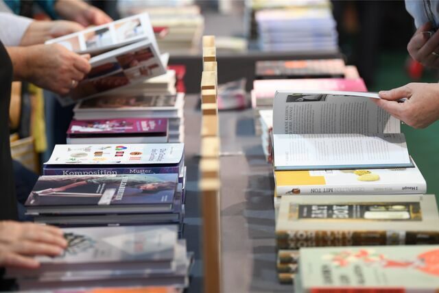 Ein Tisch mit vielen Büchern.