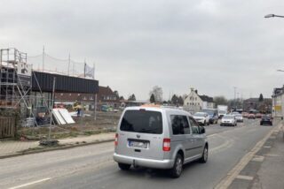 Die Aldi-Baustelle an der Westerholter Straße. In der Bildmitte und hinten rechts fahren Autos.