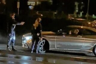 Die Szene aus dem Video zeigt den Polizisten, der mit gezogener Waffe vor dem Auto des 29-Jährigen Gladbeckers steht.