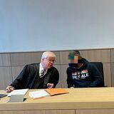 Nach einem dramatischen Messerangriff in einer Mietwohnung in Bochum ist ein psychisch kranker Mann (Mitte) jetzt in Bochum verurteilt worden. Links: Verteidiger Egbert Schenkel.
