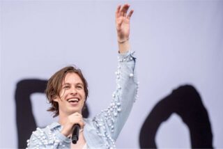 Frederik Rabe, Sänger der deutschen Band Giant Rooks, steht auf dem Hurricane Festival auf der Bühne.