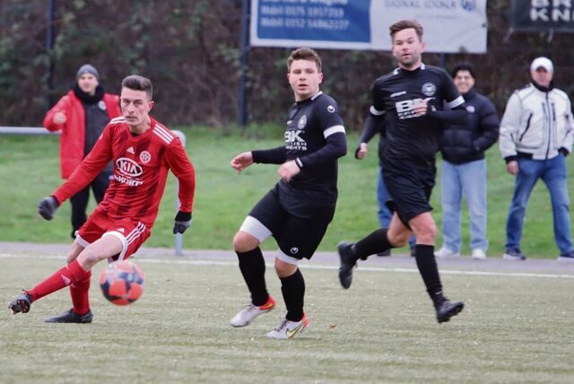 Behalten die Punkte aus dem Vinnum-Spiel: Tobias Hopp (M.), Maurice Krüger und A-Ligist Teutonia SuS Waltrop.