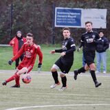 Behalten die Punkte aus dem Vinnum-Spiel: Tobias Hopp (M.), Maurice Krüger und A-Ligist Teutonia SuS Waltrop.
