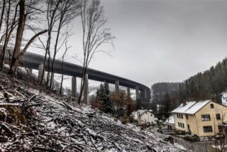 Bauarbeiten an der A45-Talbrücke Rahmede ein Jahr nach ihrer Sperrung. +++ dpa-Bildfunk +++
