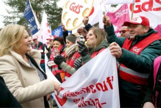 Innenministerin Nancy Faeser wird vor einem Potsdamer Hotel zum Auftakt der Tarifverhandlungen für den öffentlichen Dienst von Gewerkschaftern begrüßt.