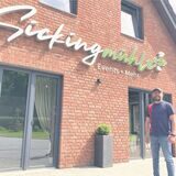 Vitalii Beselea vor der Alten Mühle in Marl. Seit dem Sommer 2022 werden dort Hochzeiten gefeiert.
