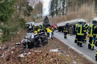 Feuerwehrkräfte stehen an der Unfallstelle.