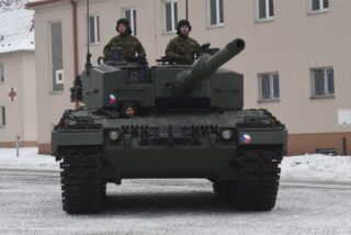 Ein Leopard-Panzer mit Soldaten.