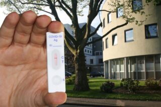 Eine Bildmontage aus dem St.-Vincenz-Krankenhaus in Datteln und einem Corona-Schnelltest