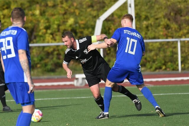 Die SG Castrop II mit Routinier André Trottenberg (am Ball) hat nur drei Punkte Vorsprung auf Schlusslicht Eintracht Ickern II.