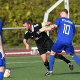 Die SG Castrop II mit Routinier André Trottenberg (am Ball) hat nur drei Punkte Vorsprung auf Schlusslicht Eintracht Ickern II.