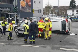Ein weißes Auto liegt auf der Seite mitten auf der Fahrbahn der Dortmunder Straße in Castrop-Rauxel.