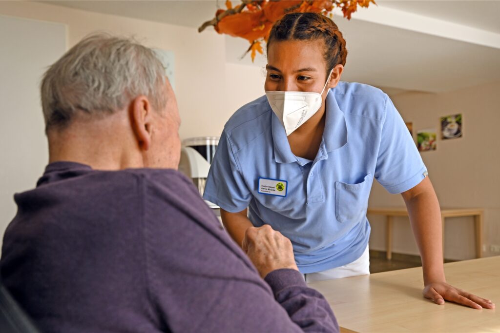 Beschäftigte in Arztpraxen, Krankenhäusern und Pflegeheimen müssen weiterhin eine Maske tragen - Besucher ebenso. Beschäftigte in Arztpraxen, Krankenhäusern und Pflegeheimen müssen weiterhin eine Maske tragen - Besucher ebenso.