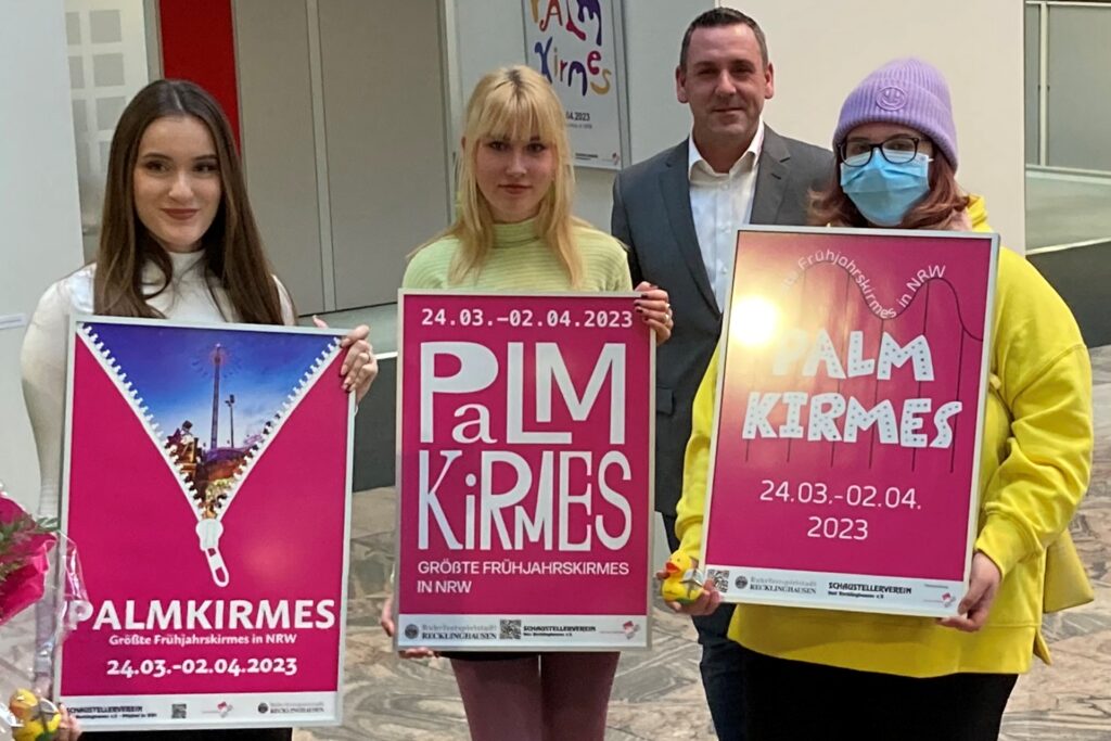 Drei Frauen halten Plakatentwürfe für die Palmkirmes in Recklinghausen in ihren Händen. Drei Frauen halten Plakatentwürfe für die Palmkirmes in Recklinghausen in ihren Händen.