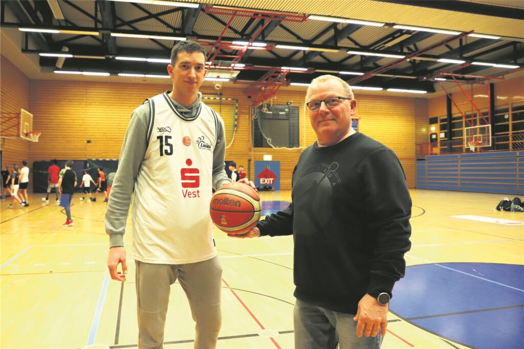 Pavle Danilovic mit Löwen-Boss Hermann Zechel vor seinem ersten Training bei den Hertener Löwen. Pavle Danilovic mit Löwen-Boss Hermann Zechel vor seinem ersten Training bei den Hertener Löwen.