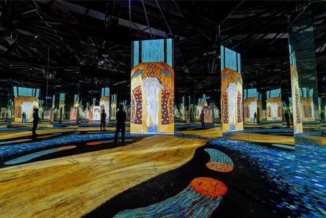 In der Dortmunder Halle sind riesige Bilder von Klimt als Projektion zu sehen.