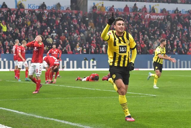 Giovanni Reyna bejubelt seinen Treffer in Mainz.