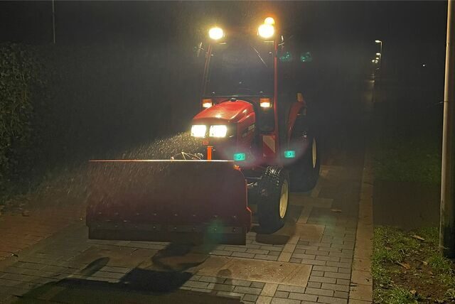 Ein Fahrzeug der Stadtgärtnerei Dorsten streut einen Fußweg mit Splitt.