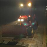 Ein Fahrzeug der Stadtgärtnerei Dorsten streut einen Fußweg mit Splitt.