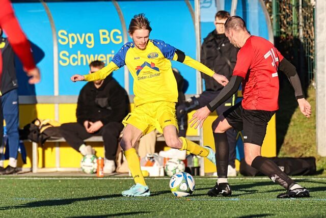 Nico Chrobok (l), hier im Spiel gegen Arminia Ickern, traf spät für die Spvg Schwerin gegen den FC 96 Recklinghausen.