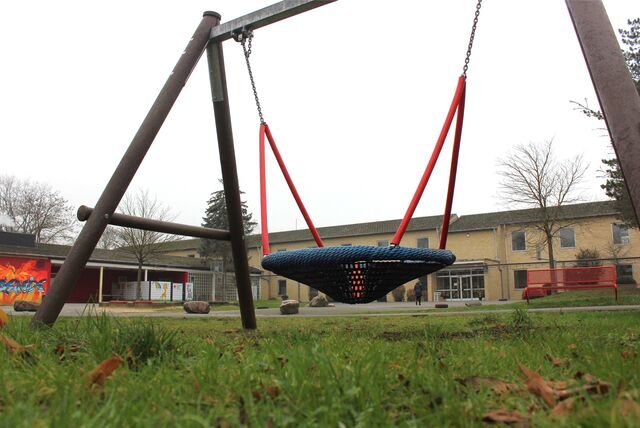 Eine Nestschaukel auf dem Hof der ehemaligen Phoenixschule in Waltrop, in der jetzt eine Kita untergebracht worden ist.