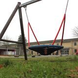 Eine Nestschaukel auf dem Hof der ehemaligen Phoenixschule in Waltrop, in der jetzt eine Kita untergebracht worden ist.